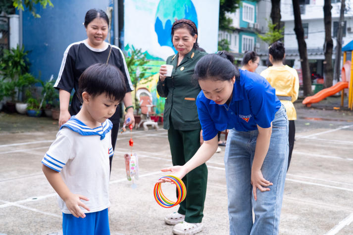 Thắp đèn Trung thu, trao yêu thương đến thiếu nhi Thạnh Mỹ Tây cùng sinh viên Khoa Nhật Bản học 28