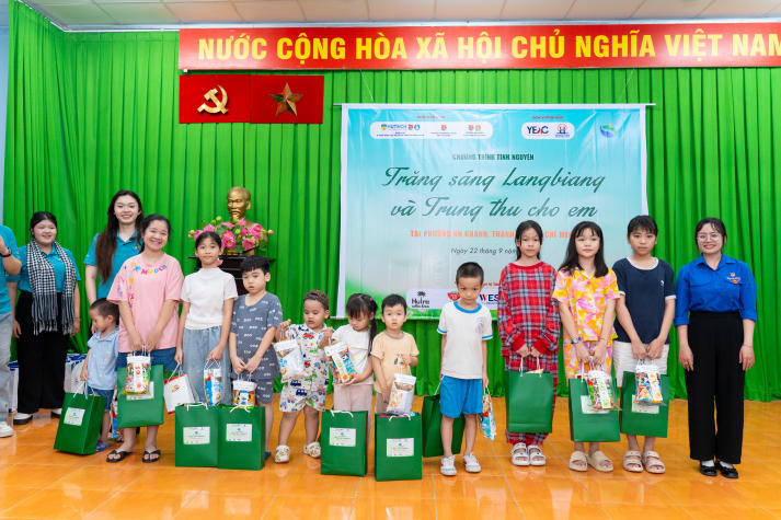 Sinh viên HUTECH mang Trung thu ấm áp đến với thiếu nhi phường An Khánh 127