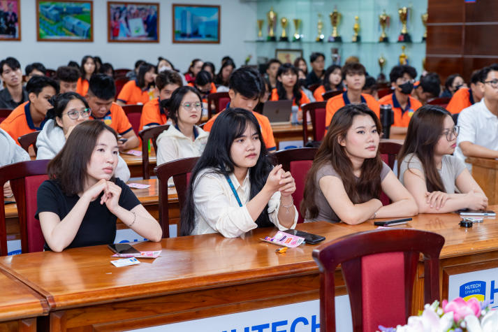 Sinh viên Khoa Marketing - Kinh doanh quốc tế mở khóa kỷ nguyên công nghệ Web3 cùng chuyên gia 39