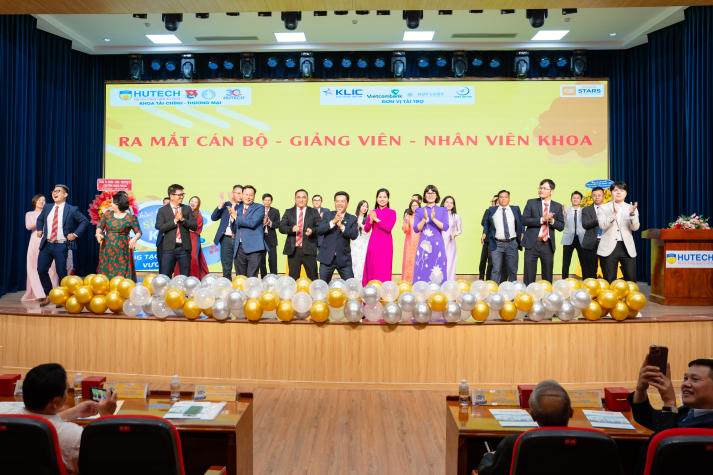 Tân sinh viên Khoa Tài chính - Thương mại khởi đầu hành trình “Sáng tạo - Kết nối - Vươn xa” tại HUTECH 102