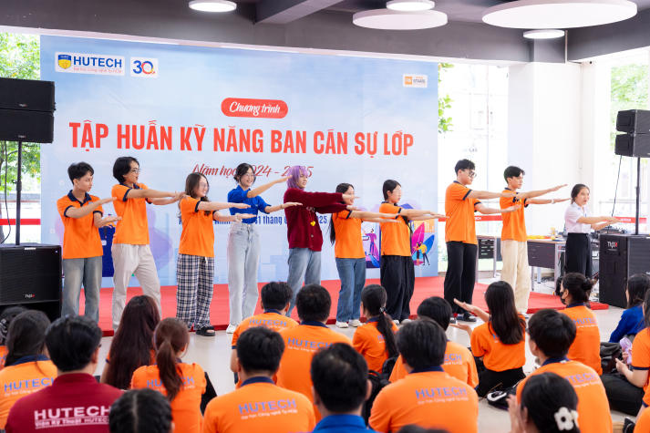 Ban Cán sự lớp HUTECH nâng tầm kỹ năng lãnh đạo và bắt nhịp công nghệ với AI 135