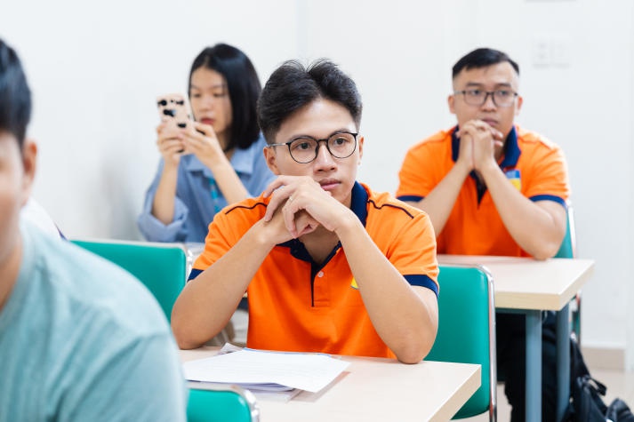 Sinh viên Viện Đào tạo Quốc tế học cách dám nói lên chính kiến bản thân cùng chuyên gia trẻ tuổi Thụy Điển 42