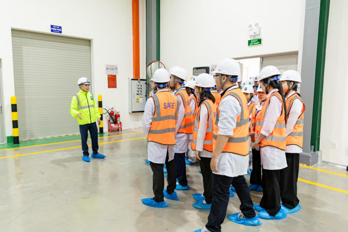 Sinh viên Khoa Dược HUTECH “chạm” nghề từ thực tế qua chuyến tham quan kho dược Phytopharma 43