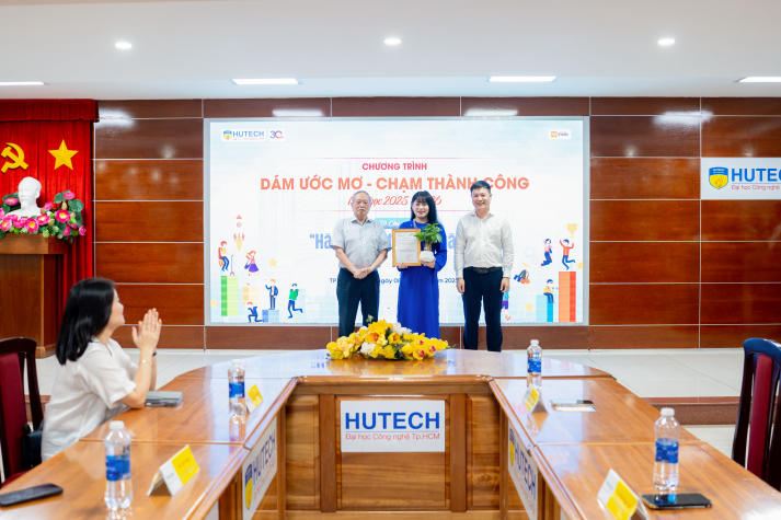 HUTECH trao học bổng “Dám ước mơ - Chạm thành công”, tiếp sức sinh viên vươn lên năm học 2025-2026 48