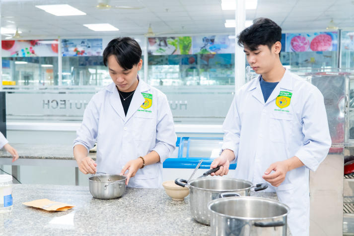 [Ảnh] Vị ngọt đoàn viên: Trải nghiệm nghề và giá trị Tết của sinh viên Công nghệ thực phẩm 47