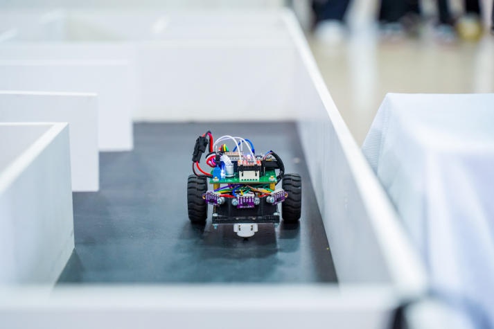Cuộc thi học thuật “Robotics competition” thu hút đông đảo sinh viên Viện Kỹ thuật tranh tài 172