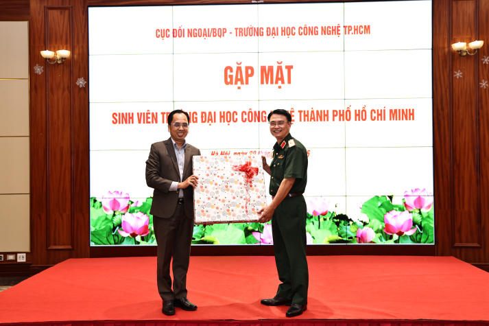 Trải nghiệm thực tế tại Hà Nội, sinh viên ngành Quan hệ quốc tế nuôi dưỡng bản lĩnh và tầm nhìn toàn cầu 81