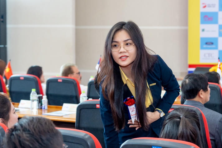 [Video] Sinh viên hào hứng “săn” hơn 1.500 đầu việc hấp dẫn tại “HUTECH International Job Fair 2024” 221