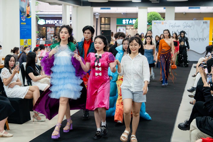 Ngắm 17 bộ sưu tập độc đáo tại show “Trang phục dạo phố” của sinh viên ngành Thiết kế thời trang 73