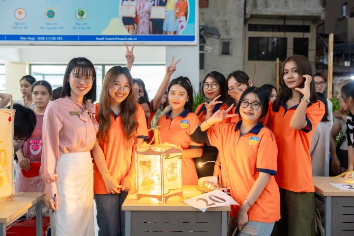 Sinh viên Khoa Trung Quốc học HUTECH trổ tài chế tác lồng đèn, tặng các em nhỏ tại Mái ấm Chúc Từ 102