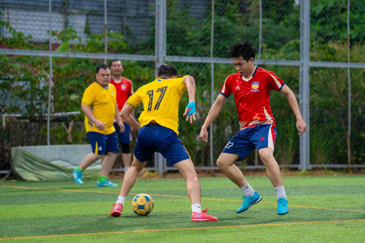 [Hội thao CB-GV-NV HUTECH 2025]: Rực lửa với những cuộc rượt đuổi tỷ số bộ môn Bóng đá nam 67