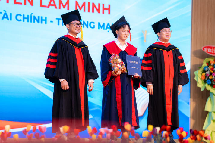 HUTECH vinh danh những gương mặt xuất sắc trong học tập và rèn luyện tại Lễ trao bằng tốt nghiệp 36