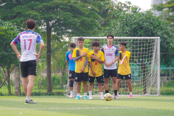[Video] Sinh viên Việt Nam - Lào - Campuchia sôi nổi giao hữu bóng đá tại Hitech Park Campus của HUTECH 105
