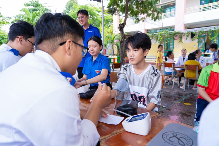 Sinh viên Khoa Điều dưỡng và Xét nghiệm lan tỏa yêu thương qua loạt hoạt động thiện nguyện 120