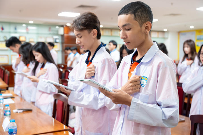 [Video] Dấu ấn đầu đời Blouse trắng: Tân sinh viên Khoa Dược chính thức bước vào hành trình mới 60