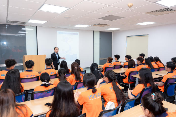 Sinh viên Khoa Tài chính - Thương mại tiếp cận thực tế nghề ngân hàng tại Woori Bank 71