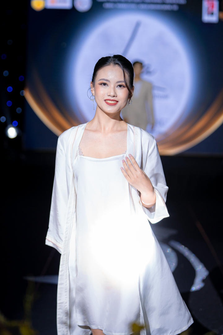 Sinh viên khoa Du lịch - Nhà hàng - Khách sạn tổ chức đêm diễn thời trang “Lụa Fashion  Show, Ngàn năm Lụa Việt” 152
