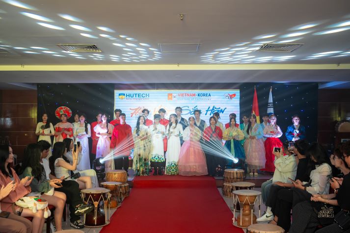 Sinh viên VKIT “xắn tay áo” tổ chức Fashion Show “Hồn Việt - Sắc Hàn” 117