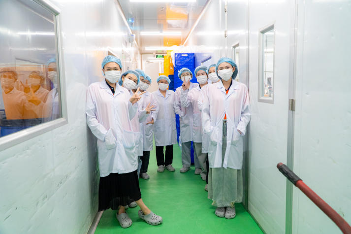 Sinh viên Công nghệ thẩm mỹ khám phá hậu trường ngành làm đẹp tại Nhà máy mỹ phẩm Labcos 55