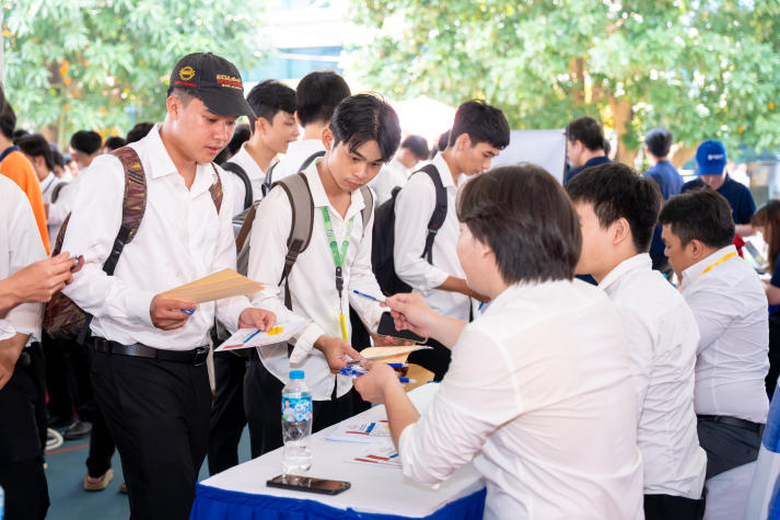 HUTECH TECHSHOW 2025: Nearly 3,000 open job opportunities, 370 graduation projects on display 89