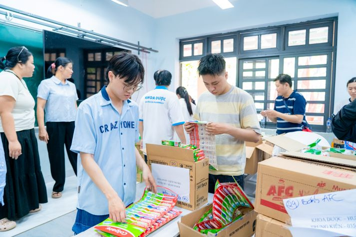 HUTECH CONNECT - Sinh viên Khoa Dược nối dài hành trình 08 năm vì cộng đồng 24