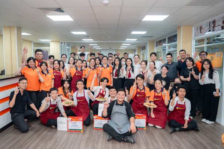 [Video] Top 4 Giải vô địch Pizza Thế giới 2025 hướng dẫn sinh viên Quản trị nhà hàng làm pizza “chuẩn Ý” 63