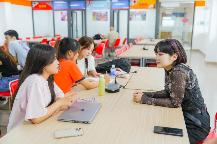 Sinh viên ĐH Hosei tìm hiểu văn hoá giao tiếp Việt Nam cùng sinh viên HUTECH 50