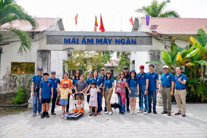 Giảng viên Khoa Tiếng Anh trao gửi yêu thương tại Mái ấm Mây ngàn (Tây Ninh) 8