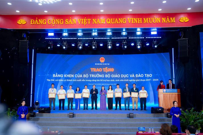 Khởi nghiệp sinh viên ghi dấu ấn: HUTECH và TS. Huỳnh Ngọc Anh vinh dự nhận bằng khen từ Bộ GD&ĐT 24
