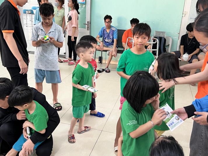 “Bộ 3” Câu lạc bộ tình nguyện của HUTECH lan tỏa mùa xuân yêu thương đến các em nhỏ Trung tâm nuôi dưỡng bảo trợ trẻ em Tam Bình 62