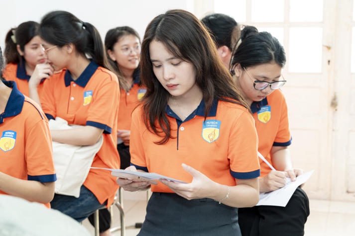 Theo chân sinh viên Khoa Tiếng Anh tìm hiểu môi trường giảng dạy ngôn ngữ tại IELTS Mentor 35