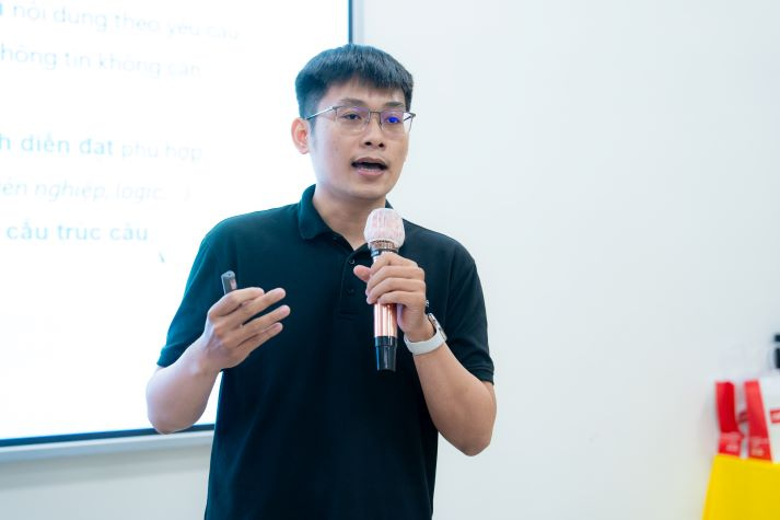 Sinh viên Khoa Công nghệ thông tin khám phá ứng dụng AI trên laptop ASUS thế hệ mới 108