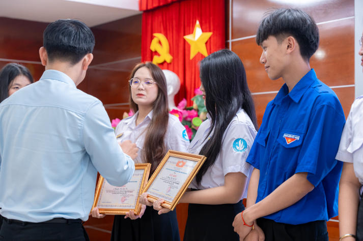 Sinh viên Khoa Tài chính - Thương mại chinh phục Sinh viên 5 tốt từ hành trình hoàn thiện chính mình 101
