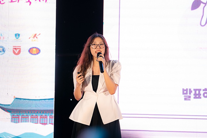 Sinh viên rủ nhau “vi vu” xứ sở kim chi ngay tại HUTECH trong Lễ hội Văn hóa Hàn Quốc 2023 190