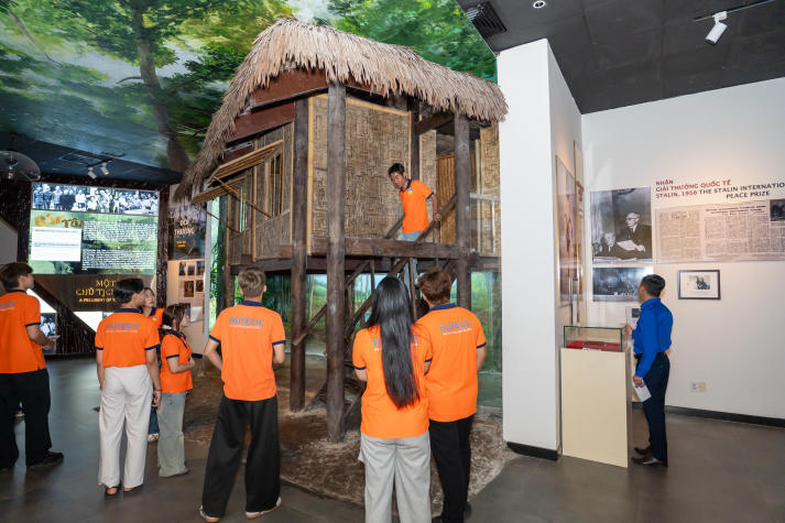 Sinh viên Viện Khoa học Ứng dụng chạm lịch sử, bồi đắp lý tưởng sống 50