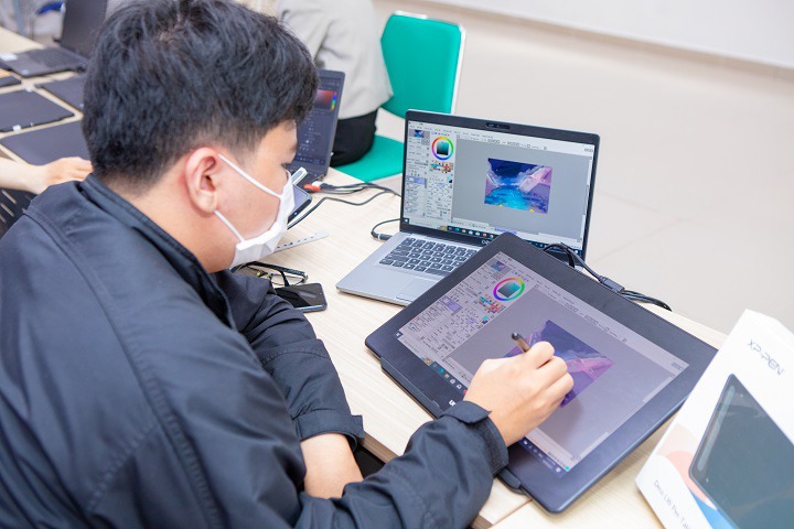 Tân sinh viên Khoa Truyền thông & Thiết kế được chuyên gia tư vấn thiết bị học tập và trải nghiệm công nghệ 97