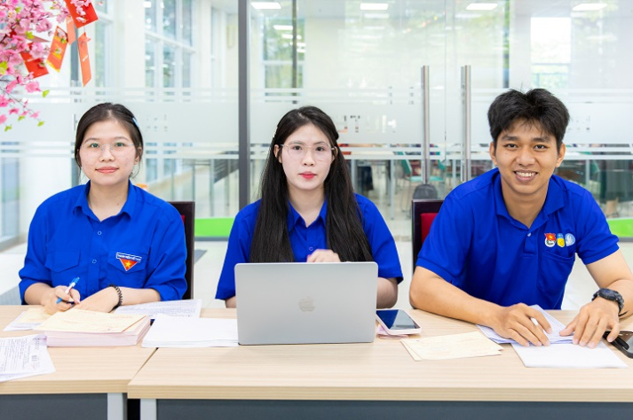 Tuổi trẻ HUTECH tiếp tục hành trình cống hiến và lan tỏa giá trị nhân văn qua Ngày hội hiến máu. 15