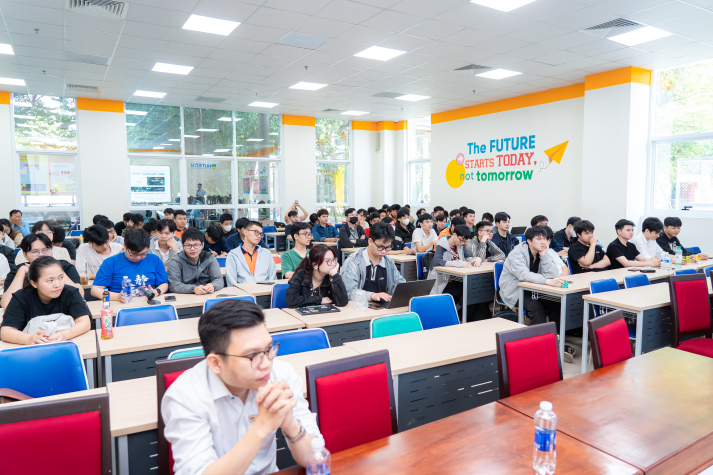 Sinh viên Công nghệ thông tin tìm hiểu yêu cầu mới của nghề BA và DBA thời AI 54