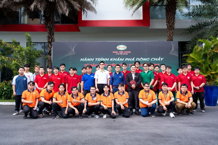 Sinh viên Viện Kỹ thuật khám phá môi trường sản xuất hiện đại tại Nhựa Tiền Phong 12
