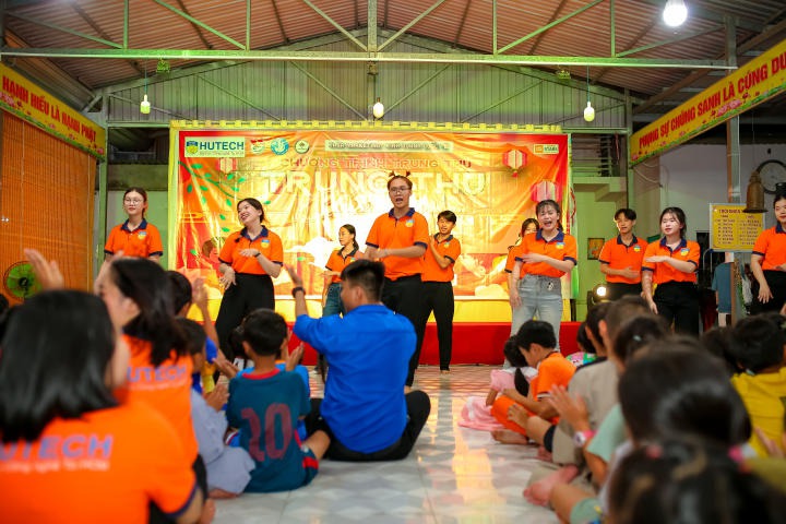 Khoa Marketing - Kinh doanh quốc tế HUTECH tổ chức Trung thu ý nghĩa cho các em nhỏ Chùa Thuận Hóa (Cần Thơ) 49