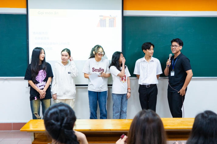 Sinh viên Khoa Trung Quốc học rèn kỹ năng ngôn ngữ về du lịch qua cuộc thi học thuật 54