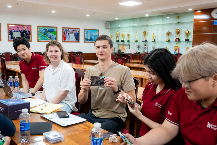 [Video] 10 dấu ấn HUTECH 2025: Khẳng định tầm vóc - Vững bước tương lai 127