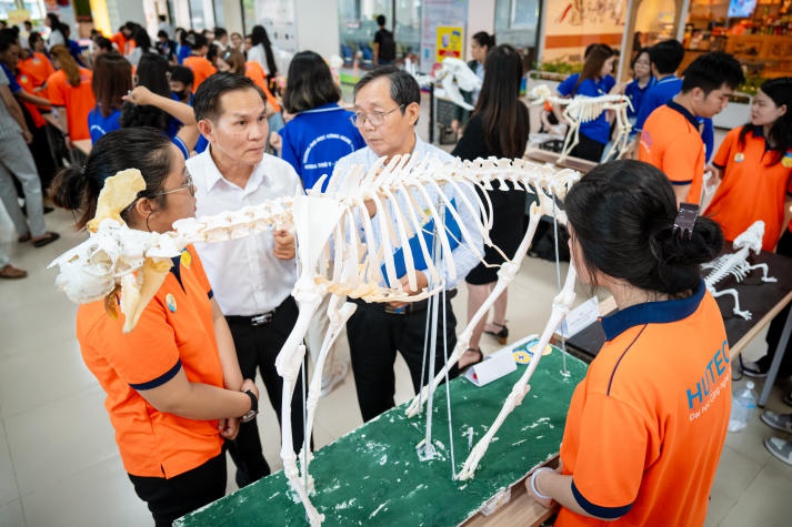 [Video] Đội nhà HUTECH xuất sắc giành giải Nhất cuộc thi Thiết kế mô hình cơ thể học thú y lần 3 96