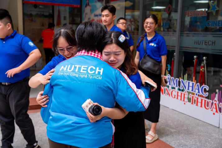 [Video] Hoa hậu Lê Hoàng Phương cùng chiến sĩ Mùa hè xanh HUTECH 2024 chính thức xuất quân 251