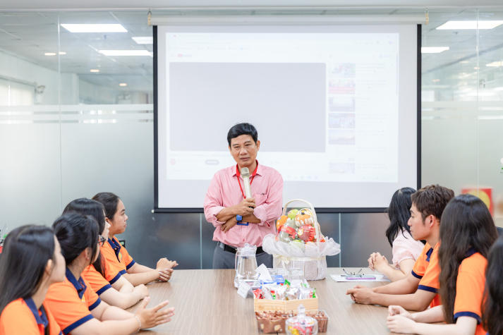 Sinh viên Công nghệ thực phẩm khám phá "bí mật" bánh bông lan Hura tại Nhà máy Bibica Miền Tây 20