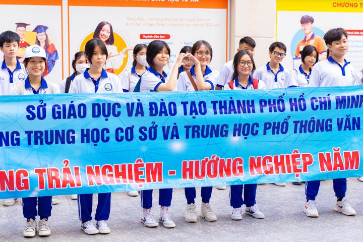 Học sinh THCS-THPT Văn Hóa Việt hào hứng tham quan HUTECH 10