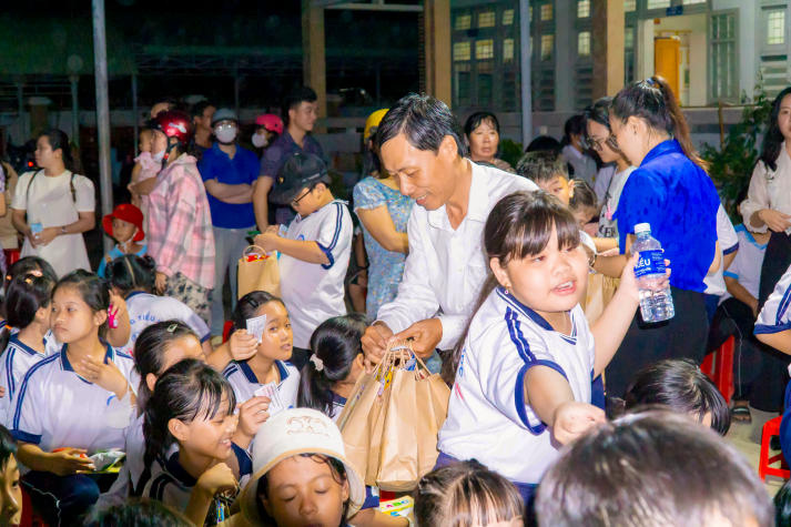 Sinh viên Khoa Marketing - Kinh doanh quốc tế mang “Ngàn điều trăng nói” đến với thiếu nhi Vĩnh Long 101