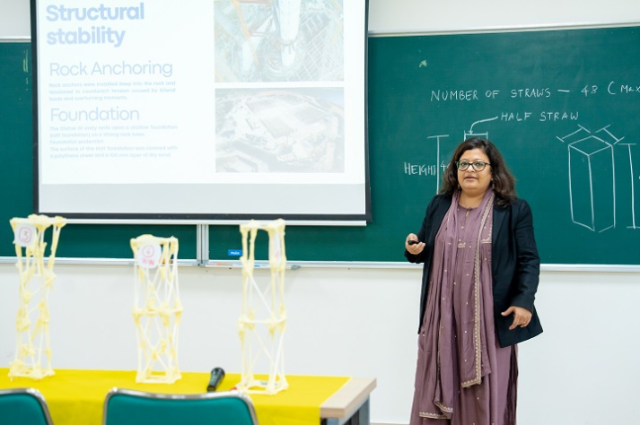 Kết nối tri thức quốc tế: Chuyên gia nước ngoài đồng hành cùng sinh viên HUTECH 22