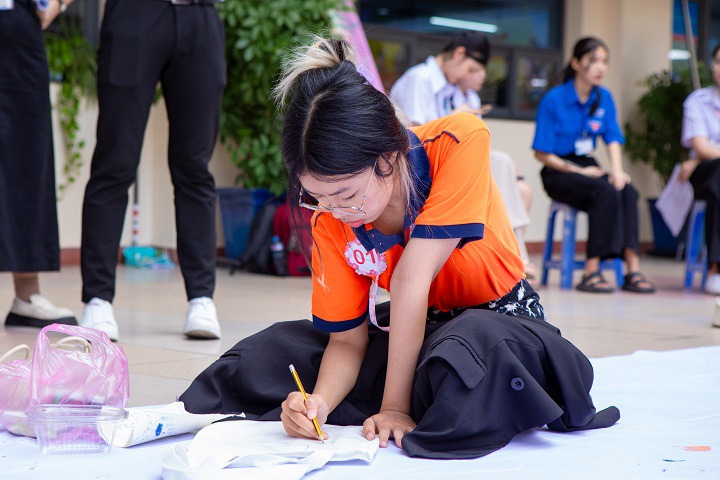 Sinh viên Khoa Marketing - Kinh doanh quốc tế thiết kế túi Tote tôn vinh nét đẹp người phụ nữ 54