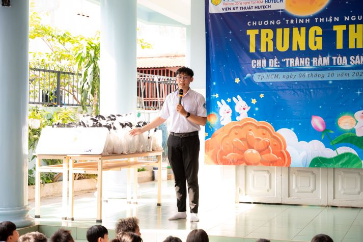 Sinh viên Viện Kỹ thuật gửi Trung thu yêu thương đến với trẻ em trường tình thương 94